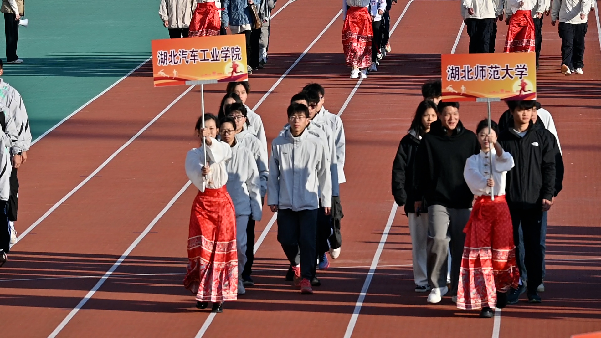 公司田径队在中南财大参加2024年湖北省老员工田径运动会开幕式入场