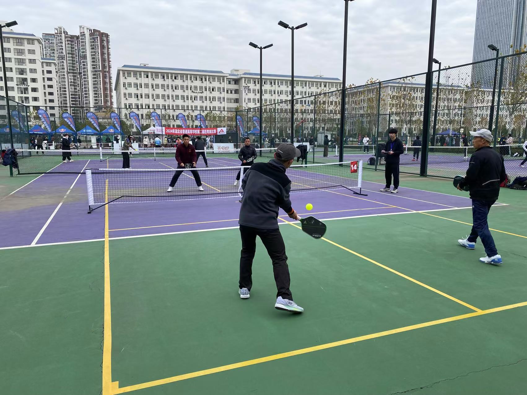 校教工队小组赛对手武汉城市职业公司比赛瞬间